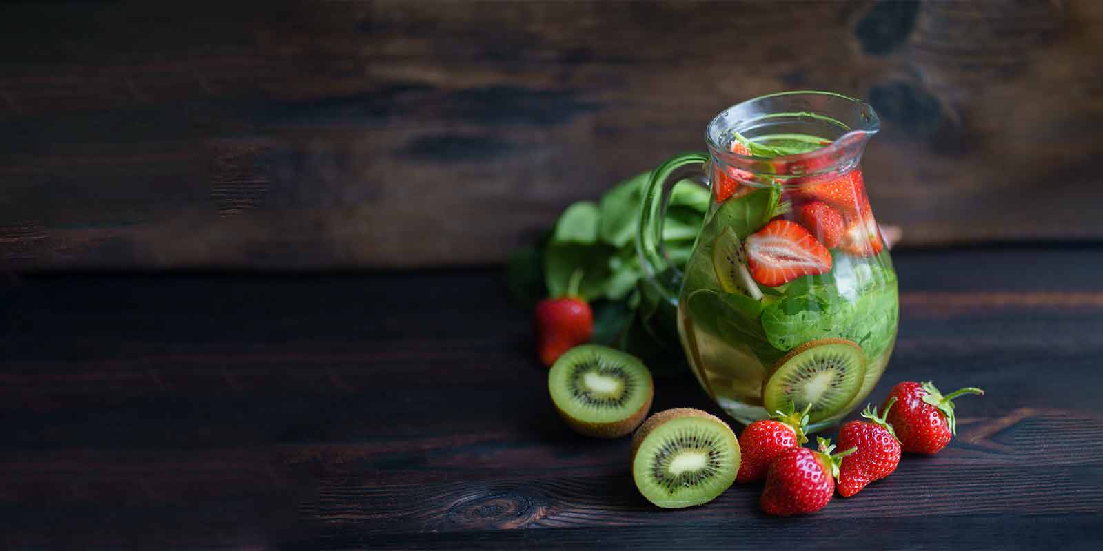 Eine Karaffe gefüllt mit Berliner Wasser, Erdbeeren und Kiwi