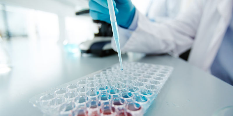 Eine Pipette mit Wasserproben