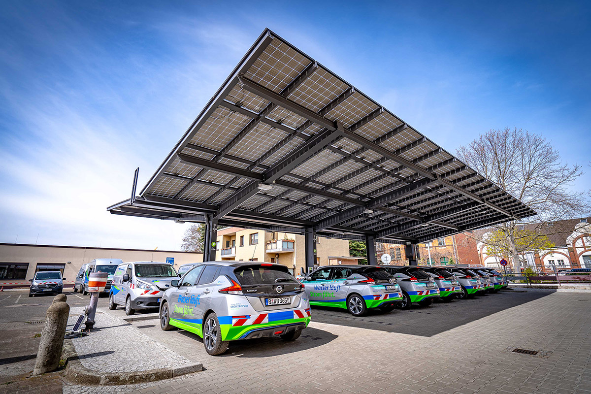 Solar-Carport mit darunter geparkten E-Autos
