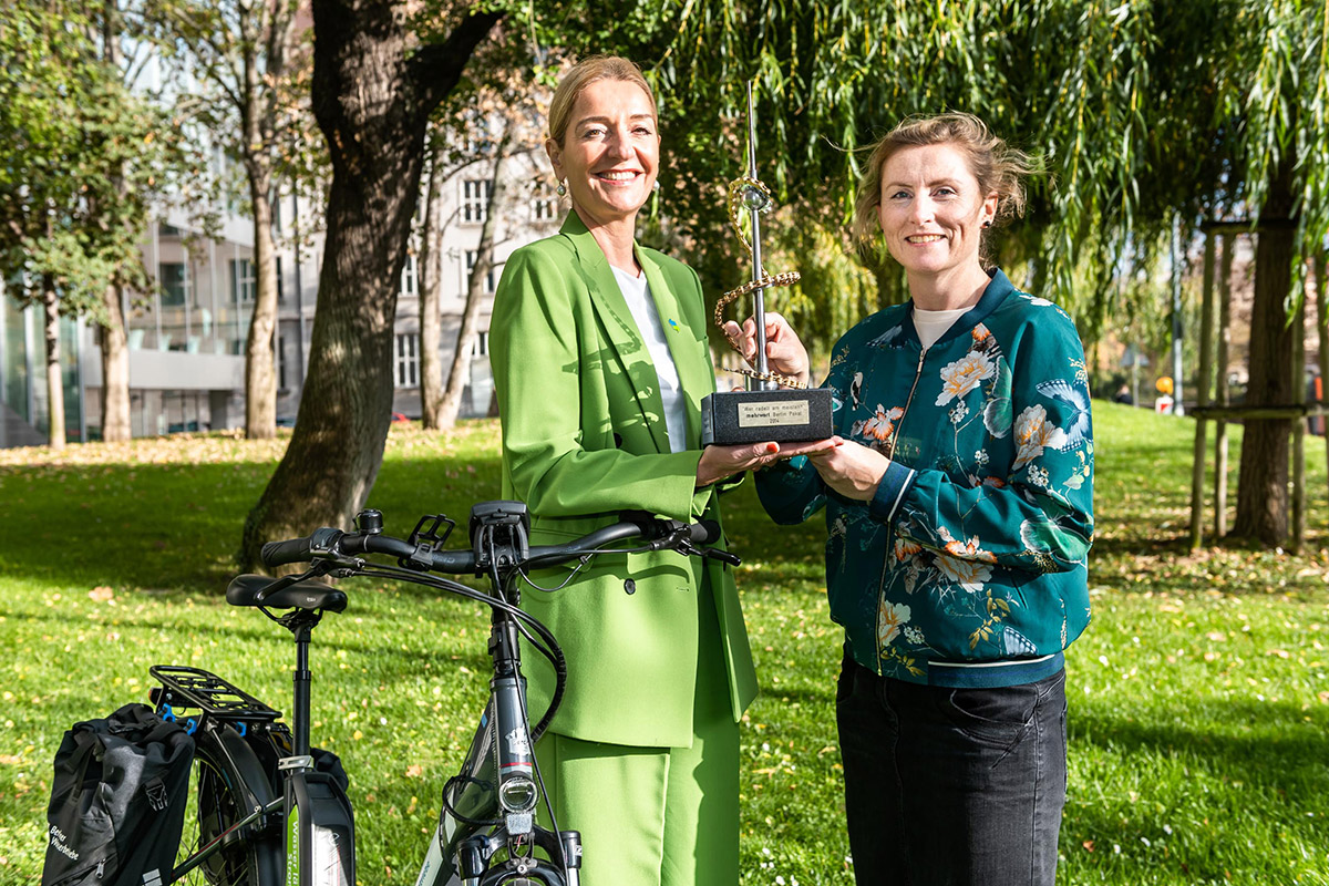 Kerstin Oster und BWB-Mitarbeitende zeigen den Pokal zum Fahrradwettbewerb